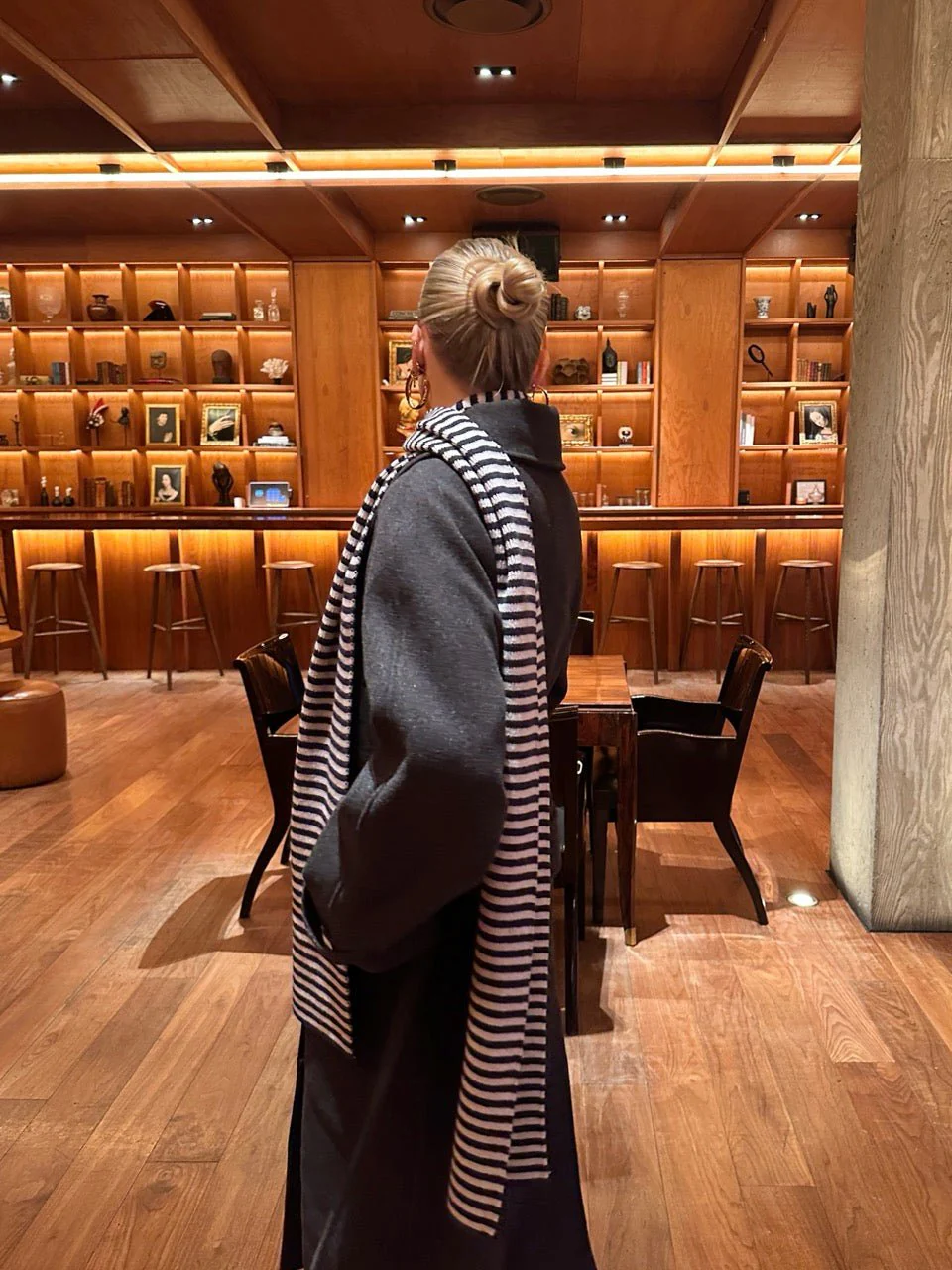 ALVA KNIT WITH SCARF IN NAVY AND GREY - Image 11