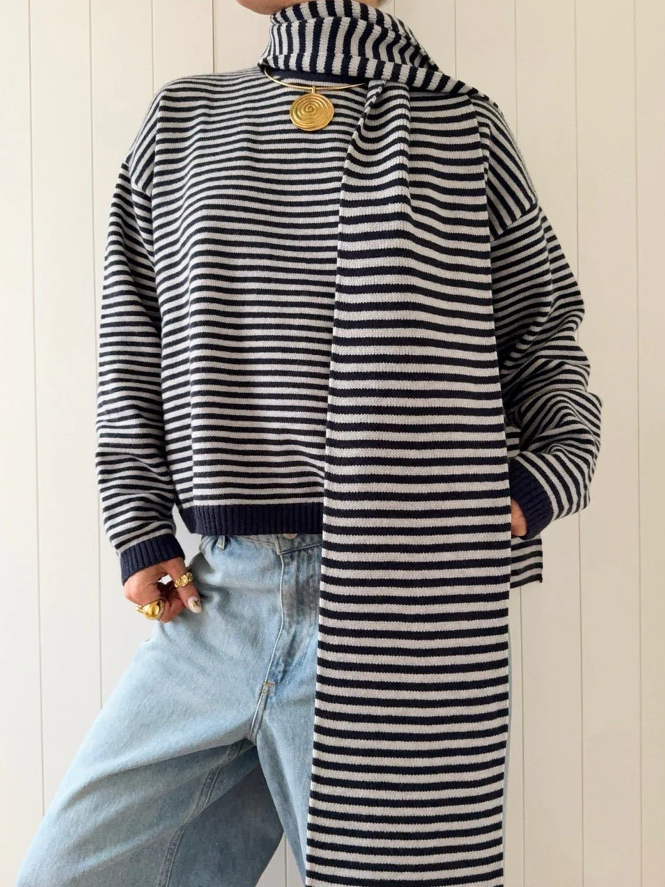 ALVA KNIT WITH SCARF IN NAVY AND GREY - Image 3