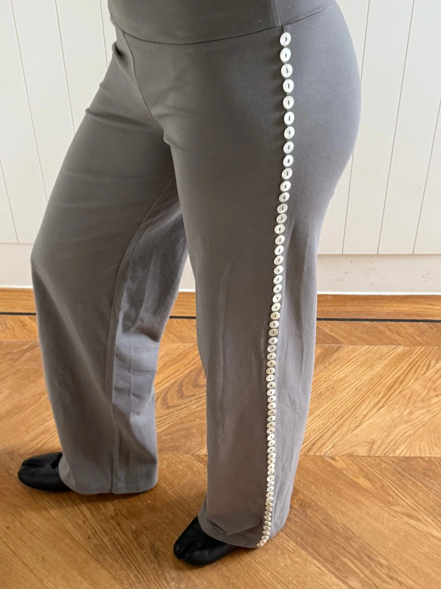 MAEVE SHELL BUTTONS PANTS IN SMOKE - Image 4