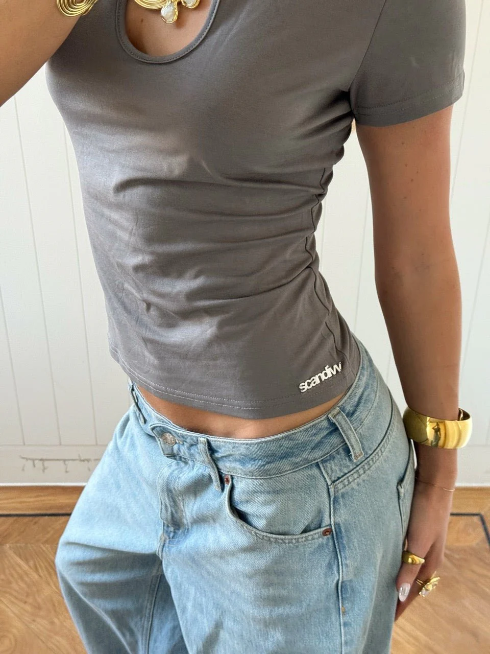 VILDE CUTOUT COLLAR TOP IN GREY - Image 4